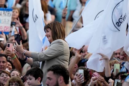 La candidata presidencial de Juntos por el Cambio, Patricia Bullrich, se toma una fotografía con sus seguidores durante un mitin de campaña en Buenos Aires, Argentina, el 16 de octubre de 2023. (AP Foto/Natacha Pisarenko)