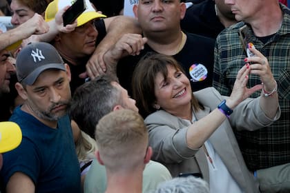 La candidata presidencial de Juntos por el Cambio, Patricia Bullrich, se toma una fotografía con sus seguidores durante un mitin de campaña en Buenos Aires, Argentina, el 16 de octubre de 2023. (AP Foto/Natacha Pisarenko)