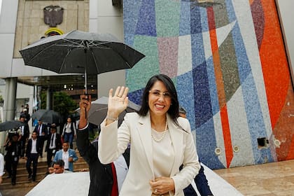 La candidata presidencial de Revolución Ciudadana, Luisa González, llega al Consejo Nacional Electoral para registrar su candidatura para las próximas elecciones en Quito, Ecuador, el sábado 28 de septiembre de 2024. (AP Foto/Dolores Ochoa)