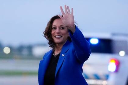 La candidata presidencial demócrata Kamala Harris saluda a su llegada al Aeropuerto Internacional O'Hare, el domingo 18 de agosto de 2024, en Chicago. (AP Foto/Brynn Anderson)
