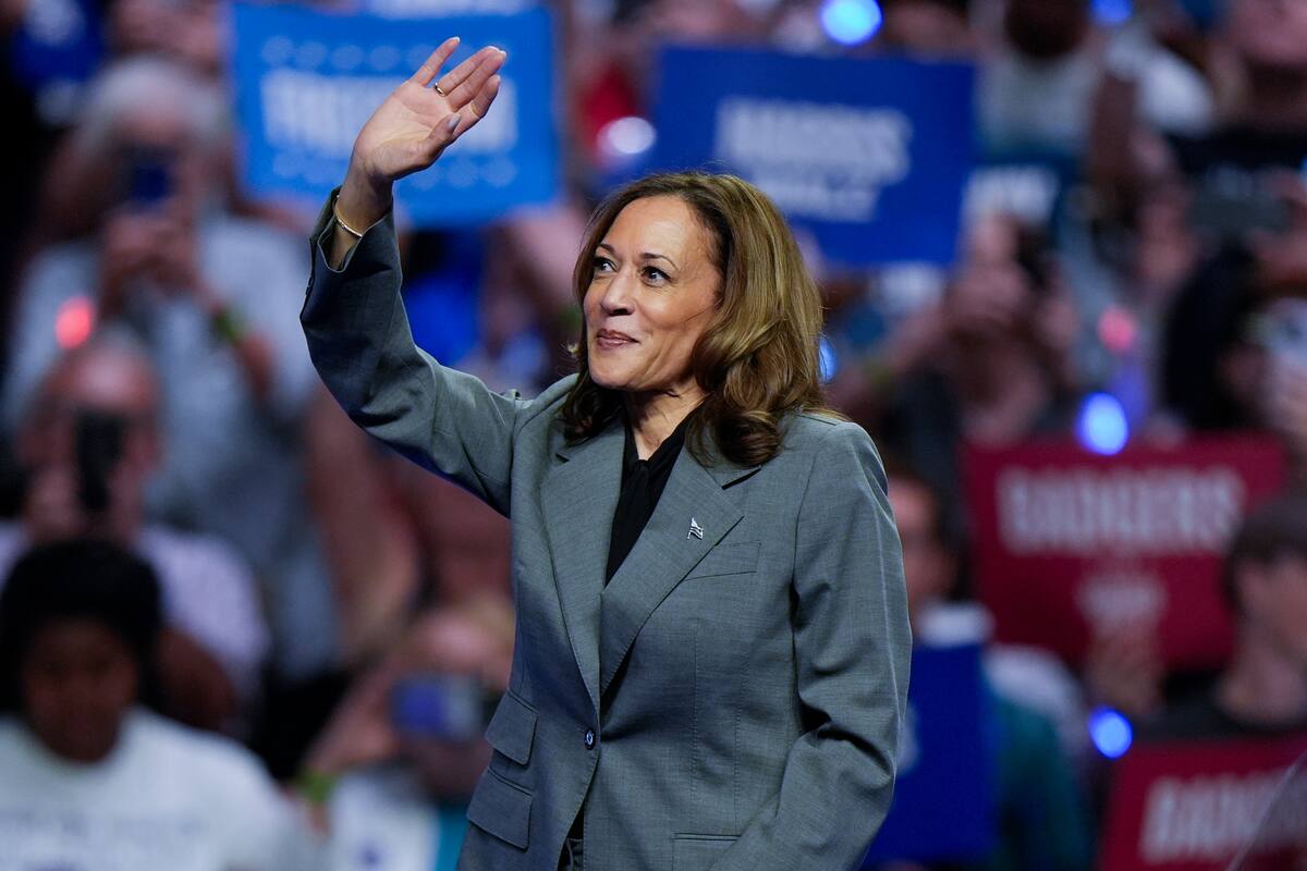 La candidata presidencial demócrata y vicepresidenta, Kamala Harris, saluda a sus simpatizantes en un evento de campaña (AP Foto/Morry Gash)