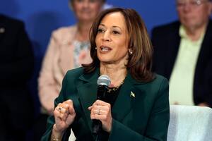 La candidata presidencial demócrata y vicepresidenta, Kamala Harris, habla en un evento de campaña con la exrepresentante Liz Cheney, el lunes 21 de octubre de 2024, en Brookfield, Wisconsin (AP Foto/Morry Gash)
