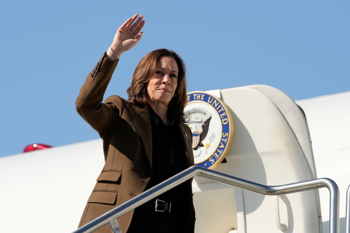 La candidata presidencial demócrata y vicepresidenta, Kamala Harris, saluda al abordar el Air Force Two, el viernes 11 de octubre de 2024, en el Aeropuerto Internacional Sky Harbor en Phoenix, de camino a Washington (AP Foto/Ross D. Franklin)