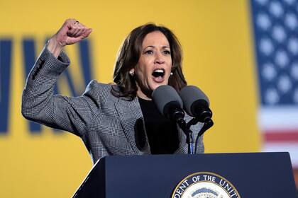La candidata presidencial demócrata y vicepresidenta, Kamala Harris, habla en un evento de campaña en Burns Park, el lunes 28 de octubre de 2024, en Ann Arbor, Michigan. (AP Foto/Paul Sancya)
