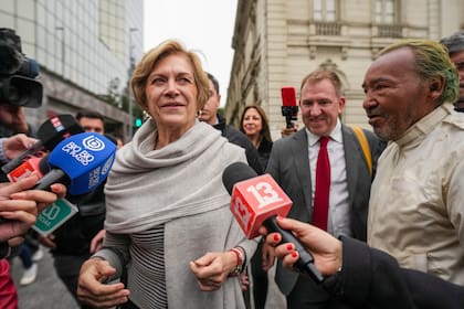 La candidata presidencial Evelyn Matthei, de la coalición Chile Vamos, es rodeada por la prensa a su llegada a una misa en la Catedral de Santiago de Chile, el jueves 6 de noviembre de 2025, a pocos días de las elecciones generales. (Foto AP/Esteban Félix)