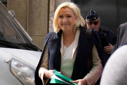 La candidata presidencial francesa de extrema derecha, Marine Le Pen, sale de la sede de su campaña en París, el lunes 11 de abril de 2022. (AP Foto/Francois Mori)