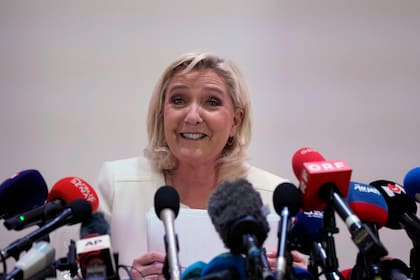 La candidata presidencial francesa Marine Le Pen sonríe durante una conferencia de prensa en París, el miércoles 13 de abril de 2022. (AP Foto/Francois Mori)