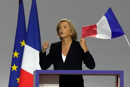 La candidata presidencial francesa Valérie Pécresse da un discurso ante simpatizantes durante un mitin el domingo 13 de febrero de 2022, en París. (AP Foto/Francois Mori)