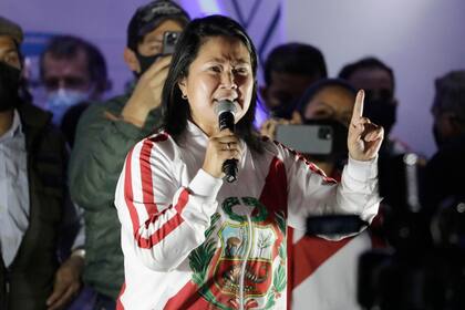 La candidata presidencial Keiko Fujimori pronuncia un discurso el sábado 12 de junio de 2021 durante una protesta contra un presunto fraude electoral, en Lima, Perú. (AP Foto/Guadalupe Pardo)