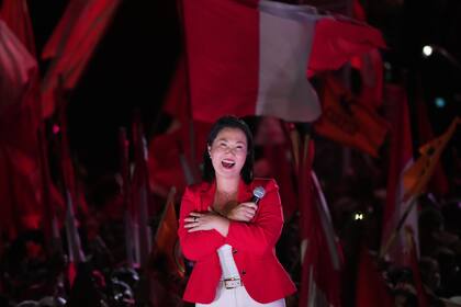 La candidata presidencial Keiko Fujimori se dirige a sus seguidores durante un mitin de cierre de campaña en Lima, Perú, el jueves 4 de junio de 2026. (Foto AP/Rodrigo Abd)