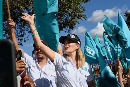 La candidata presidencial Laura Fernández saluda a sus partidarios del Partido Pueblo Soberano en San José, Costa Rica, el sábado 24 de enero de 2026
