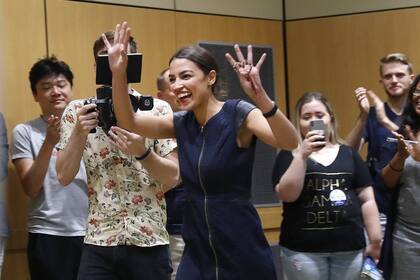 La candidatura a diputada de la latina Alexandria Ocasio-Cortez (foto) es síntoma de cambios dentro de la oposición estadounidense, de cara a los comicios de noviembre