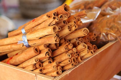 La canela de buena calidad se puede encontrar en tiendas que vendan especias, alimentos a granel o productos naturales