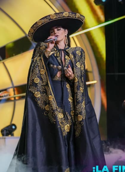 La cantante Ana Bárbara se encargó de abrir el escenario con una magna presentación