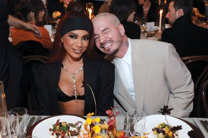 La cantante Anitta, una de las estrellas de la noche, optó por un outfit Burberry que accesorizó con joyas Tiffany &Co. Al recibir su premio, la brasilera le dedicó unas palabras a J Balvin, quien compartió con ella la mesa.