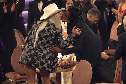 La cantante Beyoncé besa a su marido, el rapero Jay-Z, quien ganó el Grammy al Impacto Global Dr. Dre; Jay-Z aprovechó su discurso de aceptación para criticar el hecho de que su esposa nunca haya ganado el premio a álbum de año: "Tiene más Grammy que nadie y nunca ha ganado el álbum del año. Así que algo no cuadra... Cuando me pongo nervioso digo la verdad"