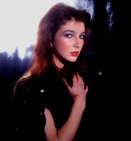 La cantante británica Kate Bush editó su primer álbum a los 19 años