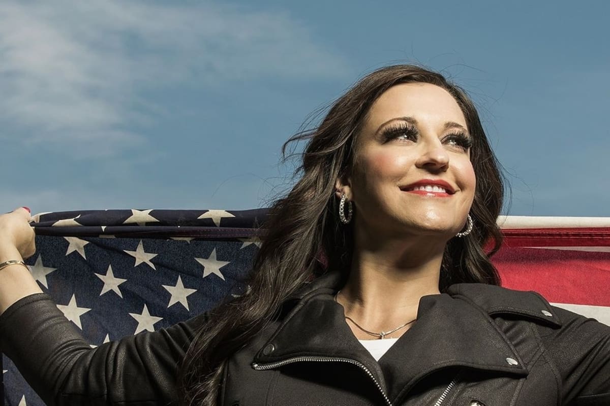 La cantante cantó una nueva versión de un tema que escribió para Donald Trump.