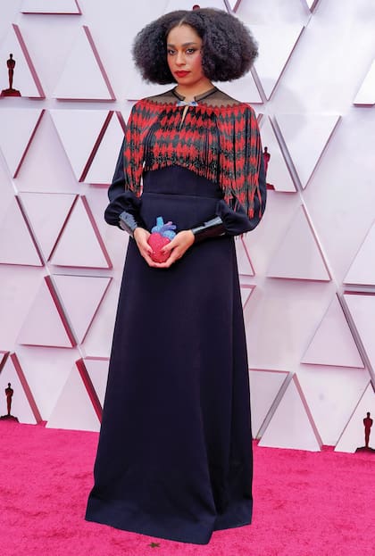 La cantante
Celeste Waite, con un diseño kitsch
de la última colección de Gucci, que
acompañó con una minaudière
en forma de corazón de la
misma firma