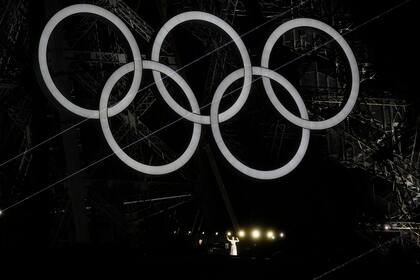 La cantante Celine Dion actúa desde la Torre Eiffel en París, Francia, durante la ceremonia de apertura de los Juegos Olímpicos de Verano de 2024, el viernes 26 de julio de 2024. (Foto AP/Abbie Parr)