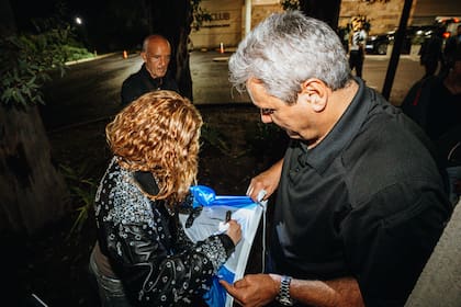 La cantante colombiana no dudó en firmar autógrafos y compartir un momento especial con sus seguidores en su regreso al país