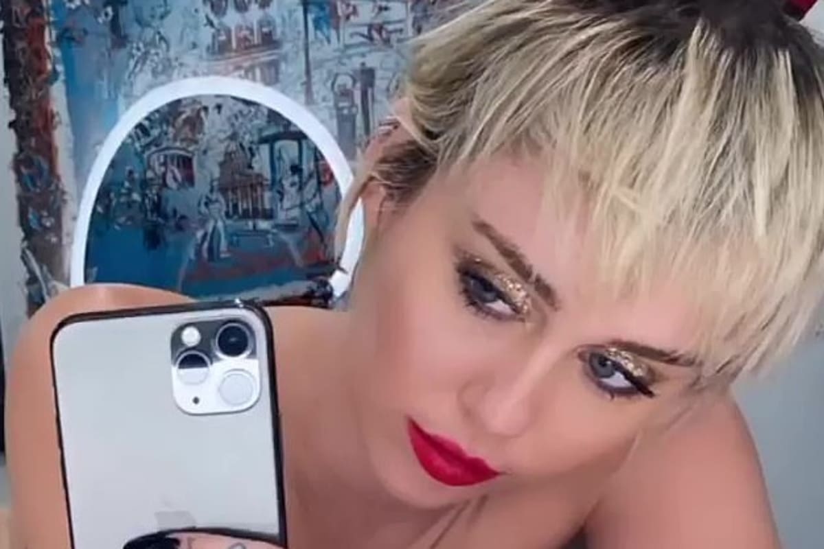 La cantante compartió una foto en sus redes luciendo su rimel de oro. Fuente: Instagram