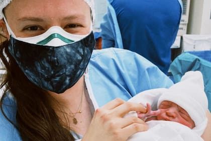 La cantante de Jesse y Joy, Joy Huerta, con su bebé recién nacido