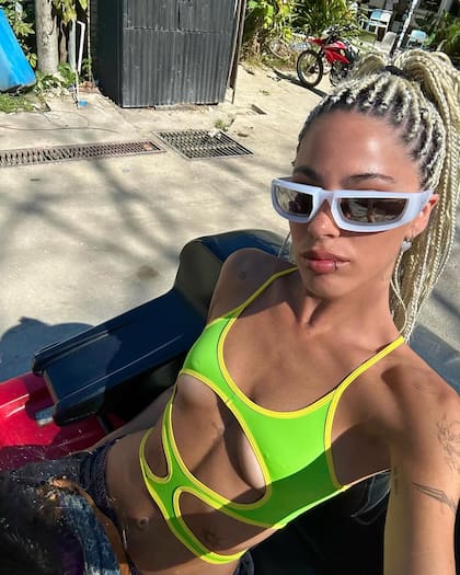 La cantante disfrutó del sol y la playa junto a sus amigas (Instagram @tinistoessel)