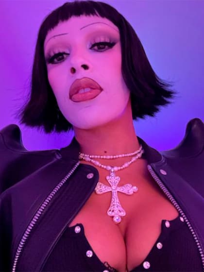 La cantante Doja Cat eligió un look gótico