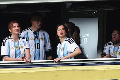 La cantante Dua Lipa en la cancha de Boca