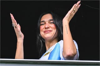 Dua Lipa reunió 100 libros prohibidos que ahora se pueden leer