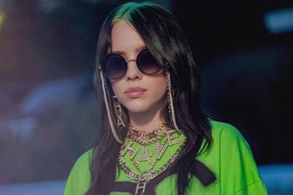 La cantante estrenó una nueva canción en vivo en un show de México y lo grabó para subirlo como videoclip a su canal de YouTube