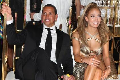 La cantante festejó con una mega celebración en la casa de Gwen Stefani