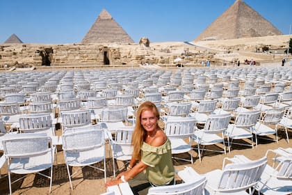 La cantante frente a las pirámides de Egipto