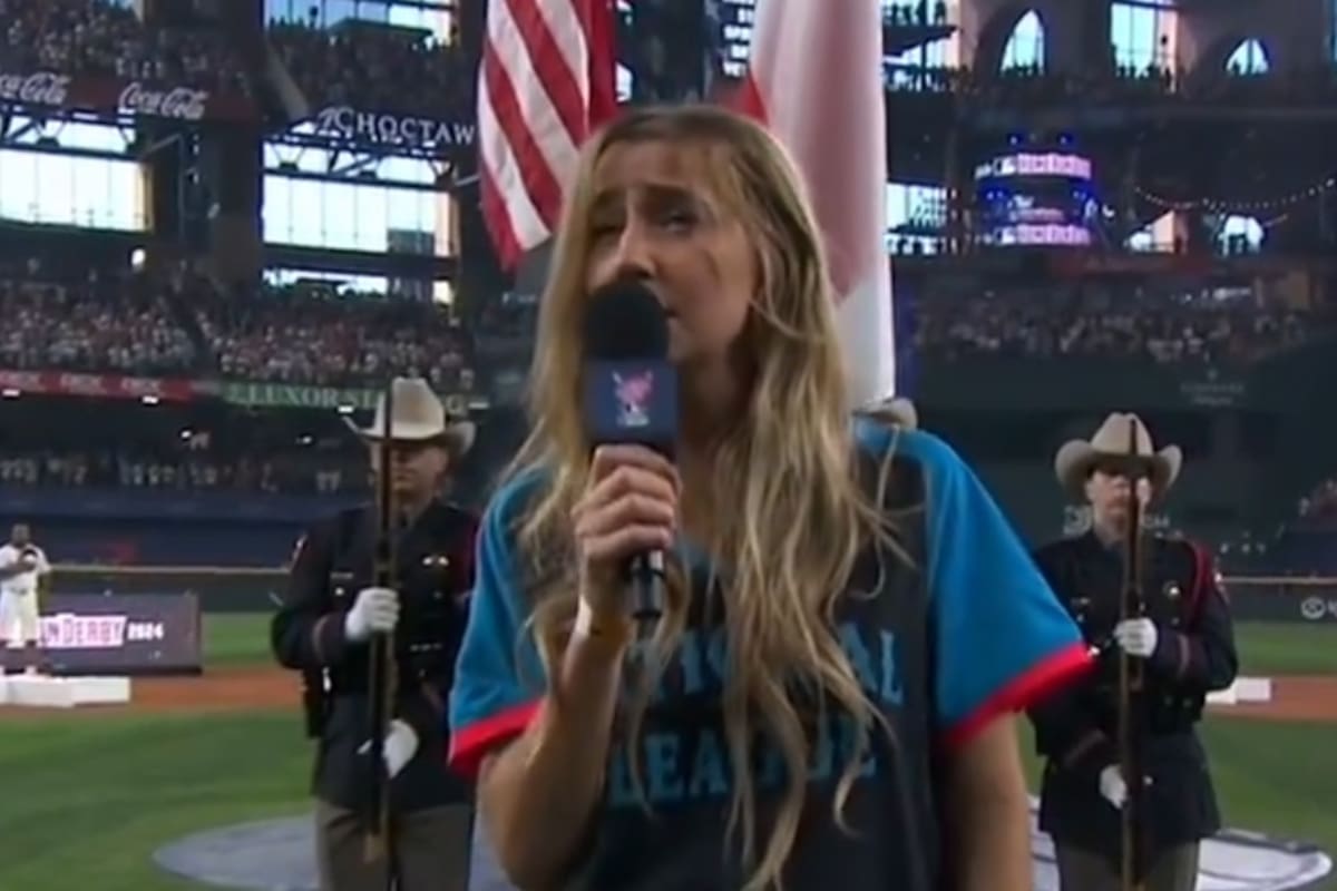 La cantante Ingred Andress en el Home Run Derby de la MLB