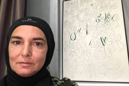 La cantante irlandesa, que adoptó el nombre de Shuhada Davitt, hizo un fuerte y polémico descargo en Twitter