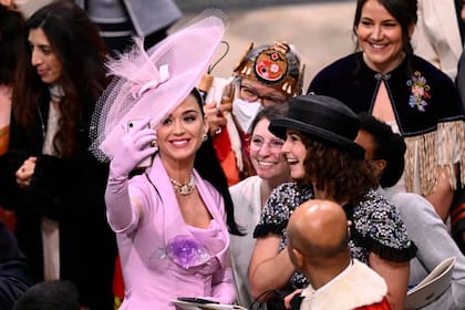La cantante Katy Perry fue una de las presentes en la ceremonia de Carlos III