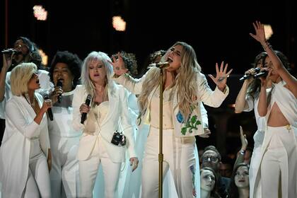 La cantante Kesha canta 'Praying' junto a Cindy Lauper y otras artistas vestidas de blanco; el momento de reivindicación femenina de la noche