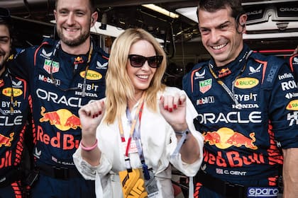La cantante Kylie Minogue saluda a los competidores.