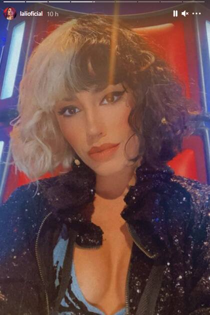 La cantante lució un cabello bicolor, al estilo Cruella de Vil, pero explicó que fue un homenaje a Mau y Ricky
