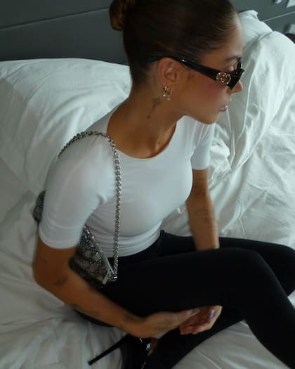 La cantante lució una remera blanca de manga corta, leggings, stilettos, cartera y lentes de sol (Foto: Instagram @tinistoessel)