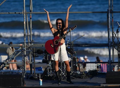 La cantante Martina Brito, ayer, durante su presentación en Casa Mar