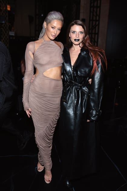 La cantante Moxie Raia y la actriz Julia Fox, que llevó un trench de cuero negro by Naomi Campbell y botas del mismo color.