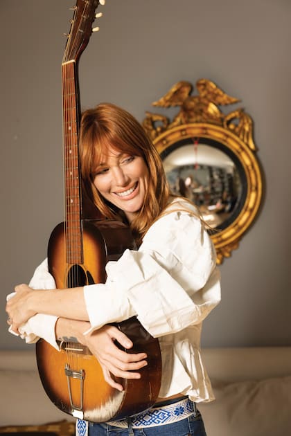 La cantante posa con una de sus cuatro guitarras en el living de su casa.