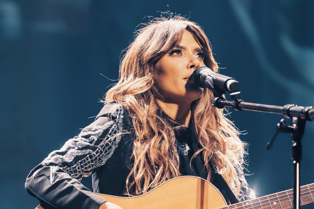 La cantante puertorriqueña lleva a su padre a cada show con su amuleto: un escapulario que era de él