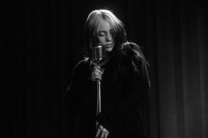 La cantante que ararsó en los Grammy lanzó el video oficial de la canción “No Time To Die”