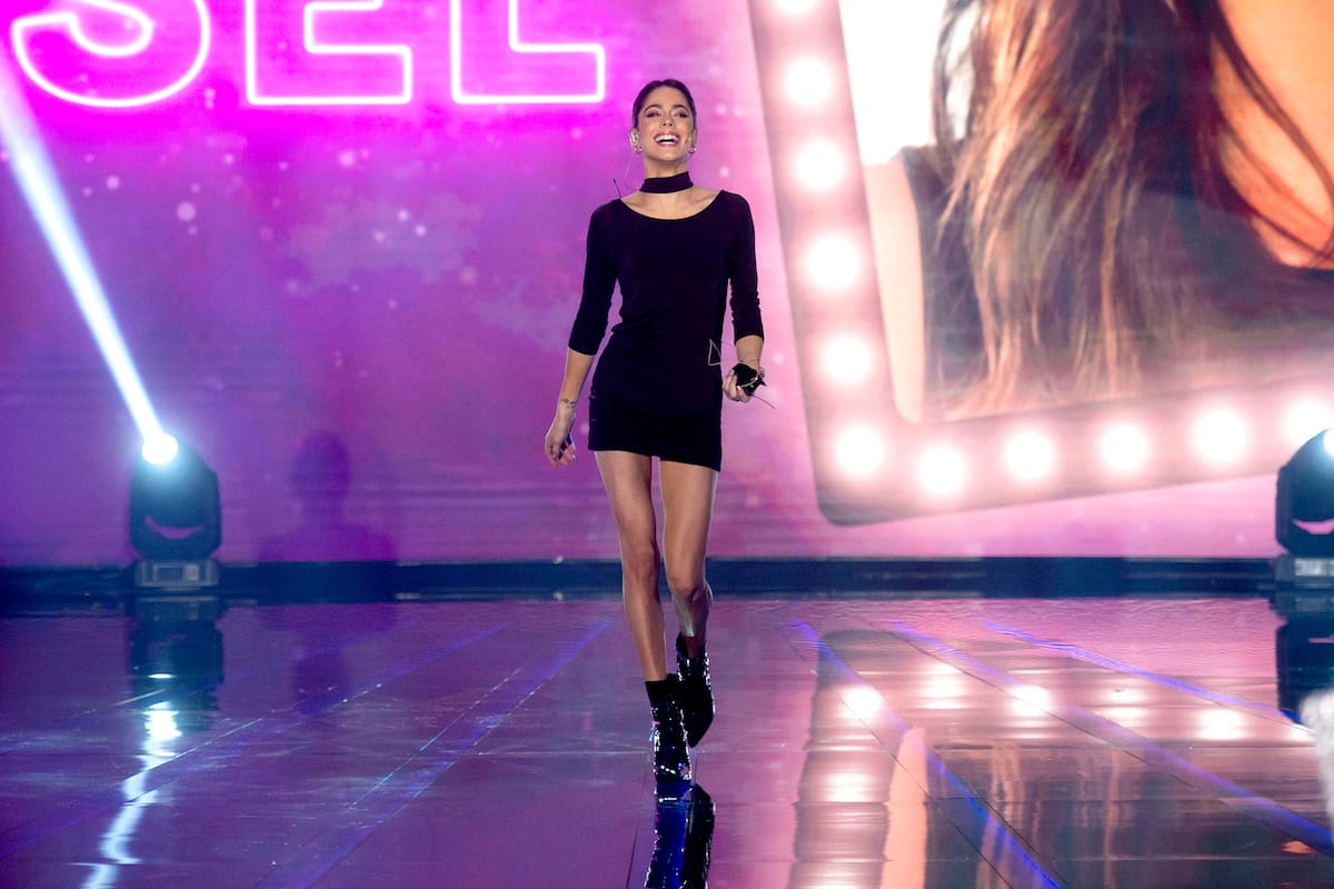 La cantante, que es jurado del certamen de talentos "Pequeños Gigantes", dijo que está "muy enamorada" del artista colombiano