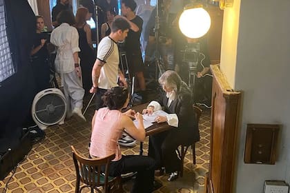 La cantante Rosalía y la escritora Mariana Enriquez, en el bar Los Galgos