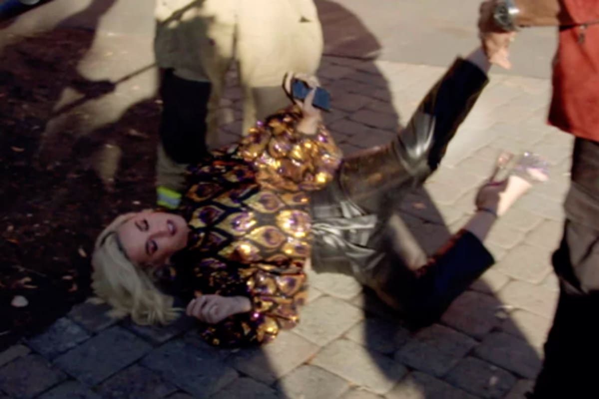 La cantante salió corriendo del estudio al saber que había una fuga de gas y se cayó directo al piso