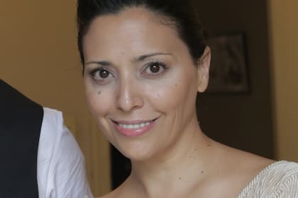 La cantante se anima a un show de boleros, mientras espera resolver su tema legal con Darthés